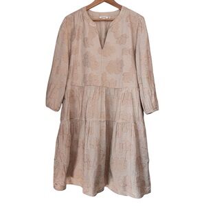 Chicos Jacquard Tiered Dress Size 2.5 14 Beige Gold Metallic Floral Pockets